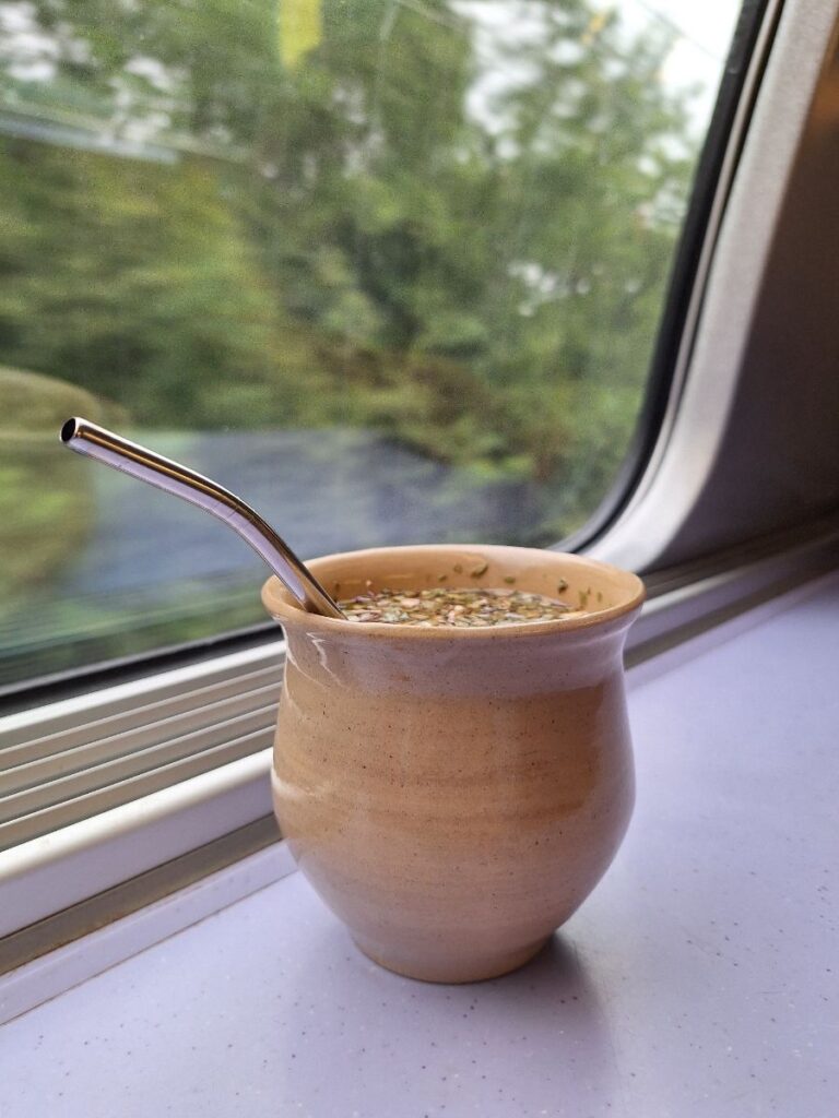 Voici comment préparer le maté de manière traditionnelle et bien faite, en respectant les étapes clés pour préserver ses arômes et bienfaits : Matériel nécessaire Une calebasse (récipient naturel en courge séchée)Une bombilla (paille filtrante en inox ou bambou)