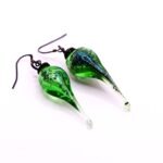 Nos boucles d’oreille « Souffle de vie » sont faite d’argent 925/1000, réhaussés de gouttes de verre Soufflé et filé au chalumeau.